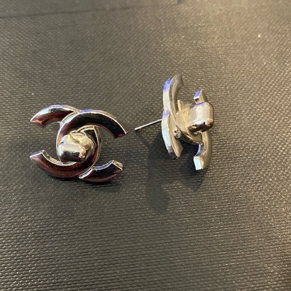 Beautiful buttons handmade into earrings - Picture 3 of 6